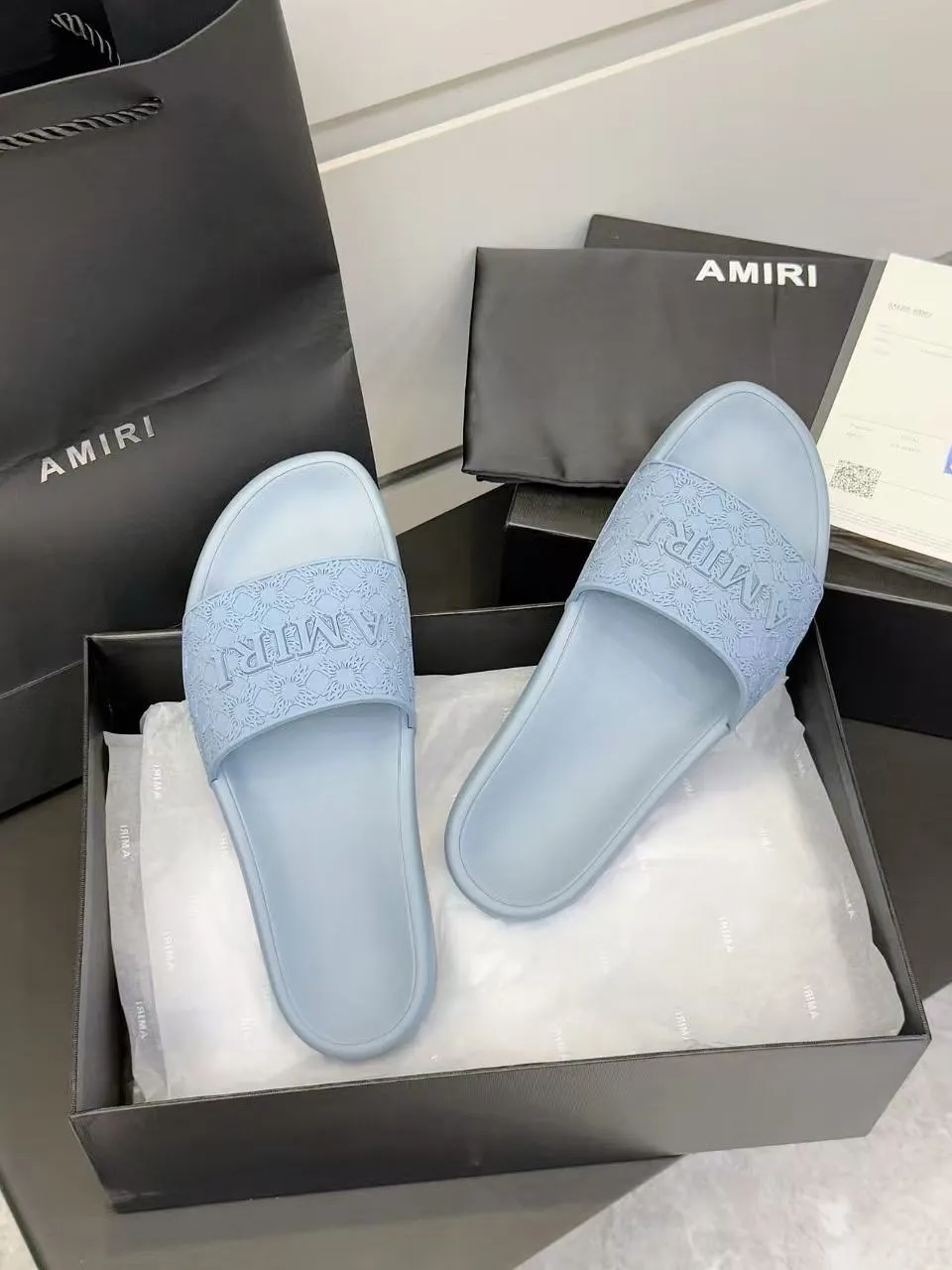 [AMIRI* Emil] P: 300💰 Size: 39-45 Official website new original 1:1 AMIRI* Emil classic men's slippers, high-end boutique, original material, TPU upper, foam bottom, fine workmanship, casual, loose and comfortable, a must-have in summer.
